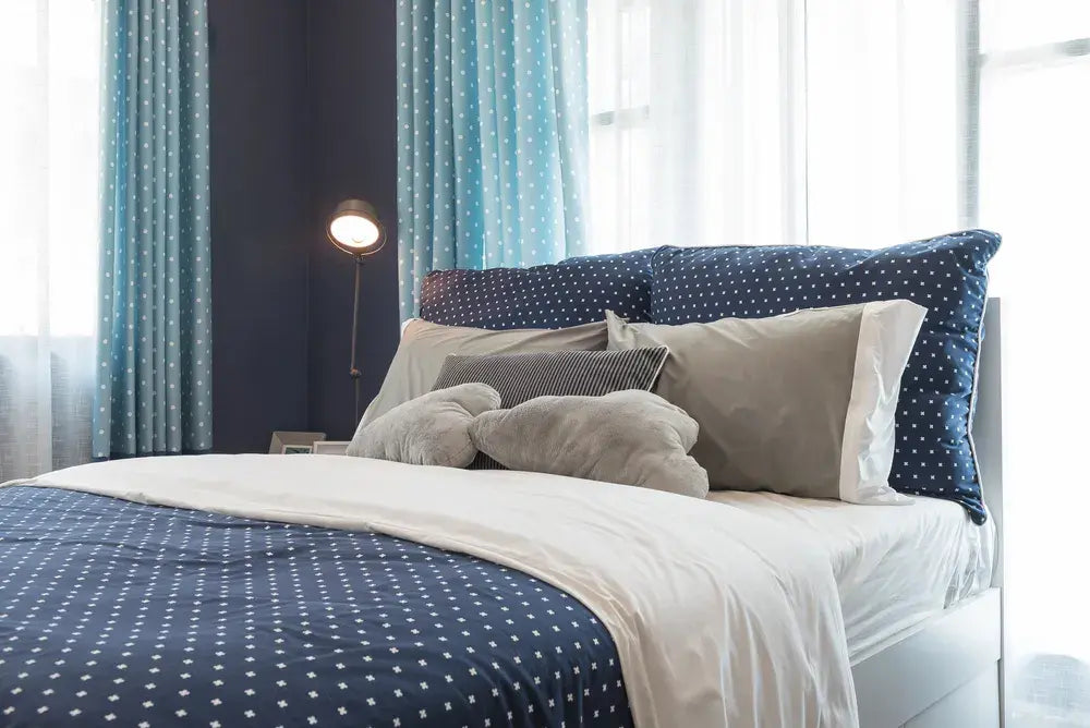 Ліжко з постіллю в горошок від Supreme Rest. Стильний комфорт у кімнаті з фіранками та лампою.