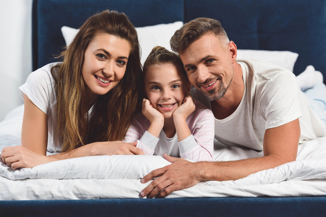 Сімʼя в ліжку з білою постіллю Supreme Rest — комфорт і турбота