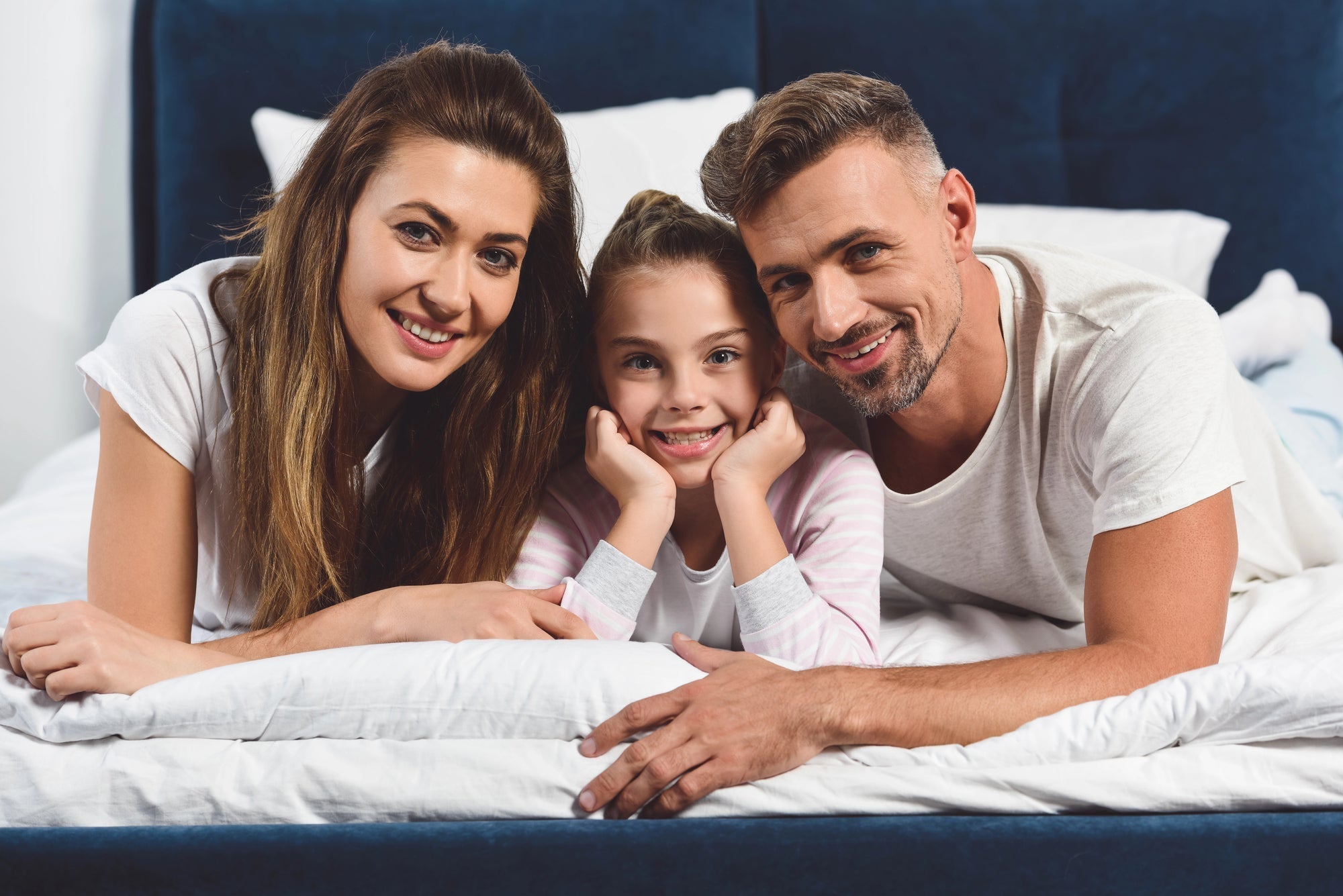 Сімʼя в ліжку з білою постіллю Supreme Rest — комфорт і турбота