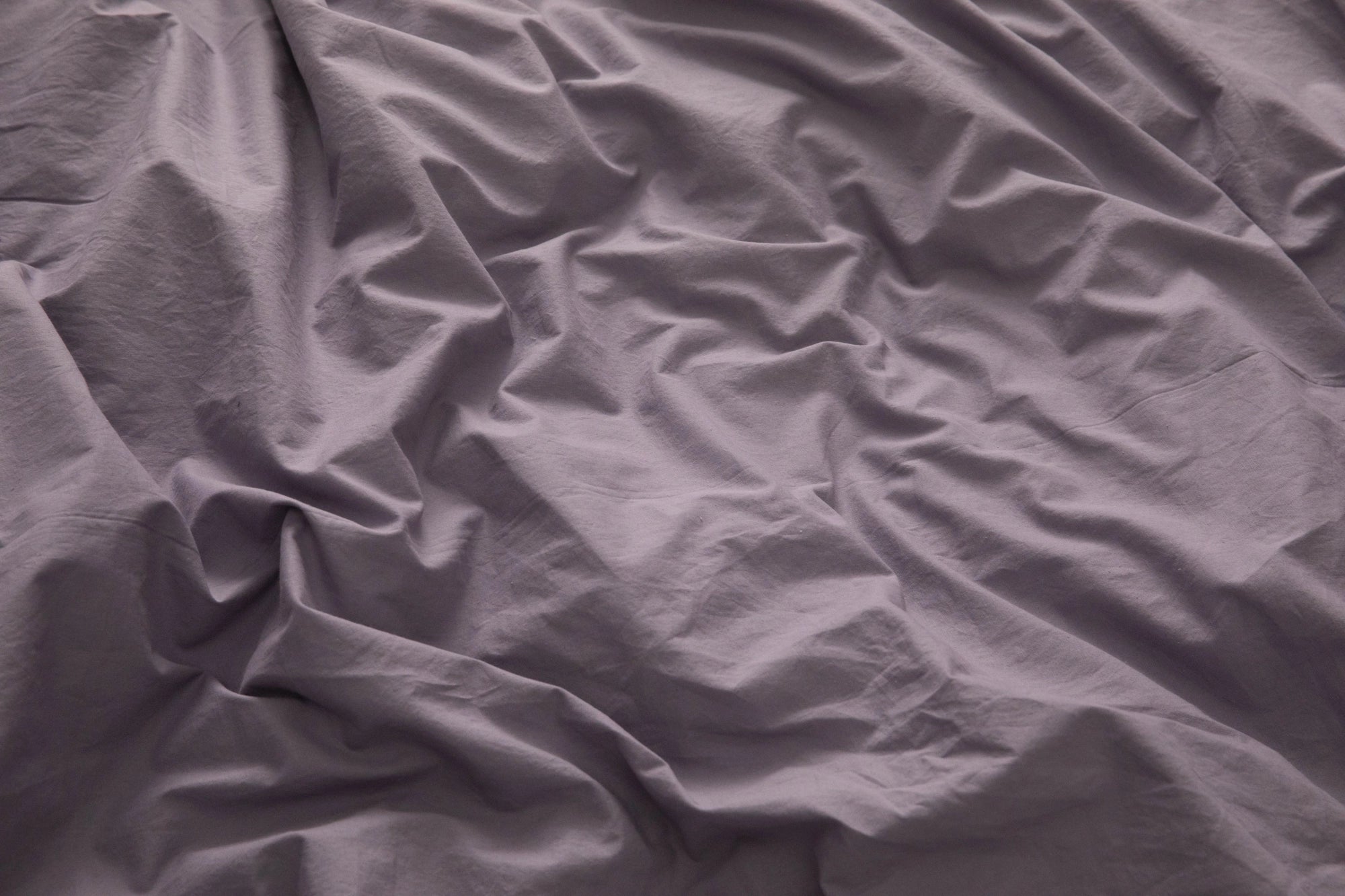 Постільний комплект Supreme Rest. Сіра варена бавовна. Демонстрація легкості та повітропроникності тканини.