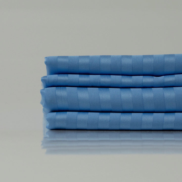 Ніжна текстура сатинового страйпу в глибокому сапфіровому відтінку на світлі.