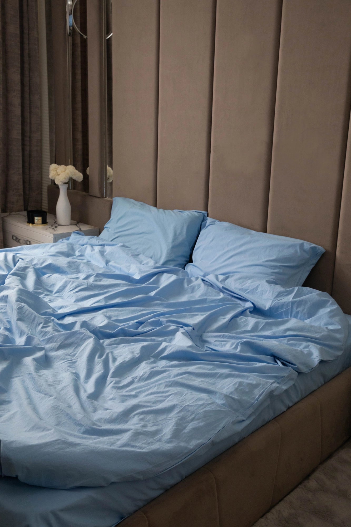 Розстелене ліжко з комплектом “Небесна Блакить” - свіжий, повітряний вигляд інтер’єру.