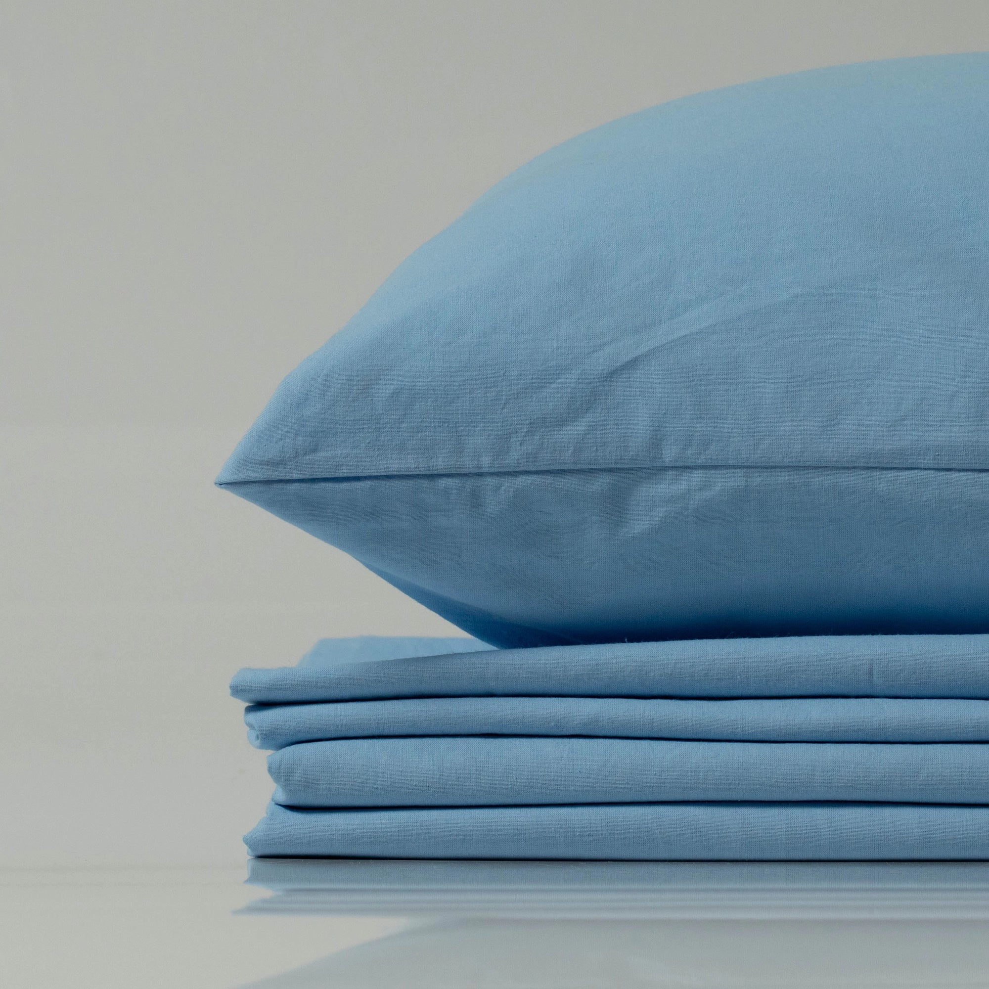 Постільна білизна “Небесна Блакить” з вареної бавовни у світло-блакитному відтінку.