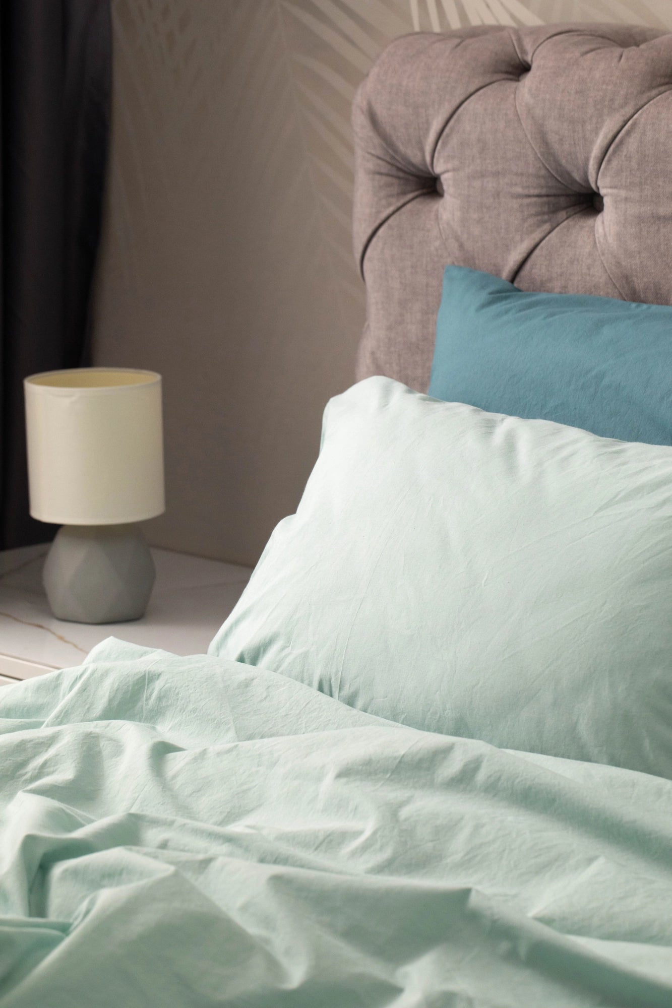 Ліжко з постіллю “М’ятна Димка” - поєднання легкості, спокою та мінімалістичного стилю.