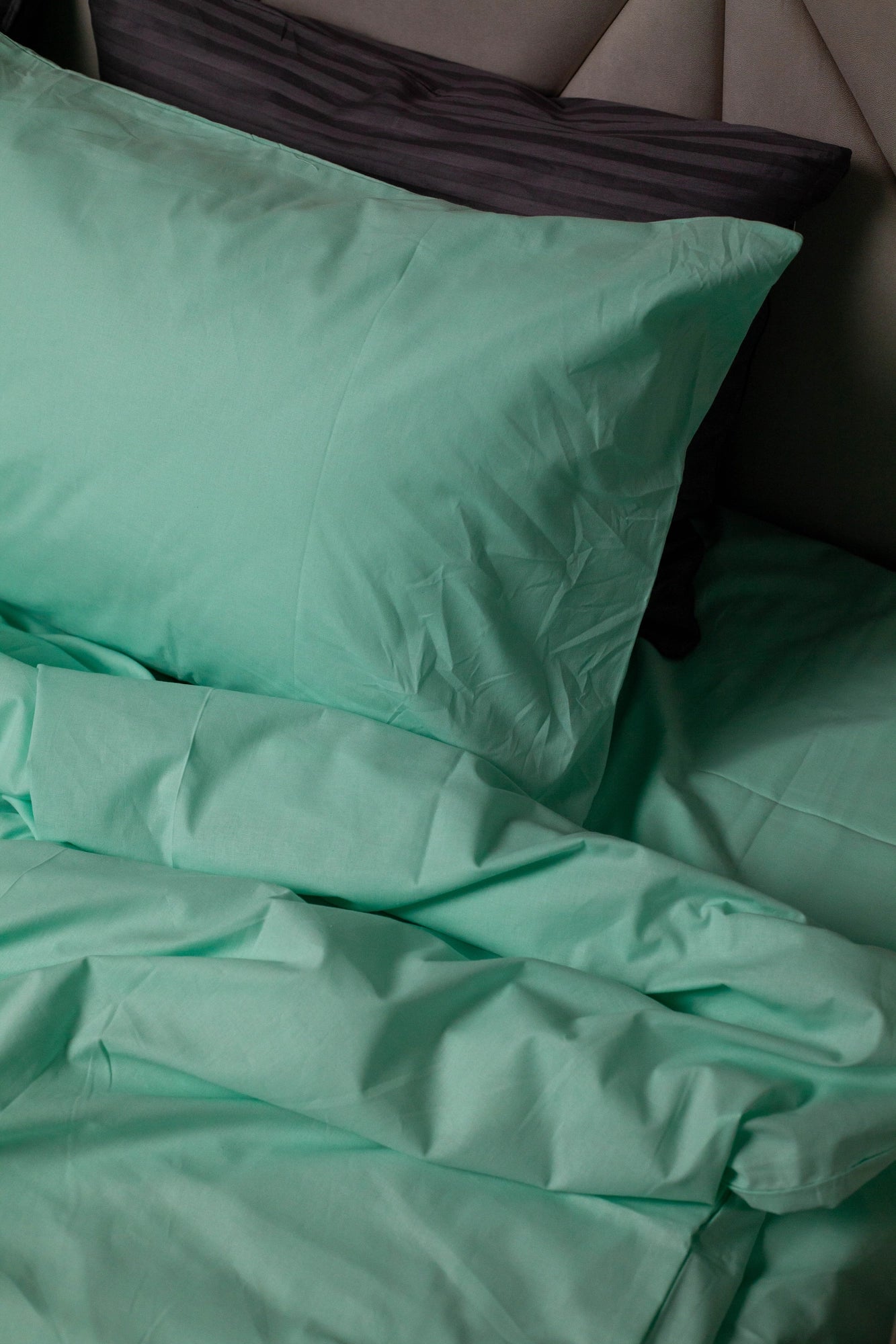 Розкладений на ліжку комплект “Морська М’ята” - ідеальне рішення для освіжаючого інтер’єру.