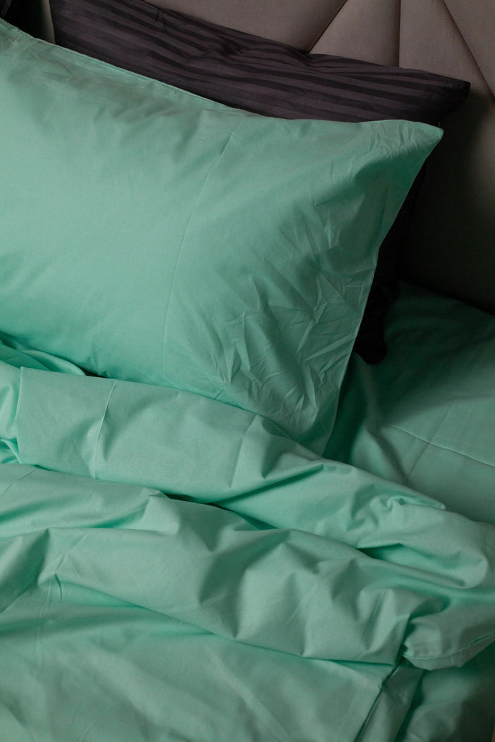 Розкладений на ліжку комплект “Морська М’ята” - ідеальне рішення для освіжаючого інтер’єру.