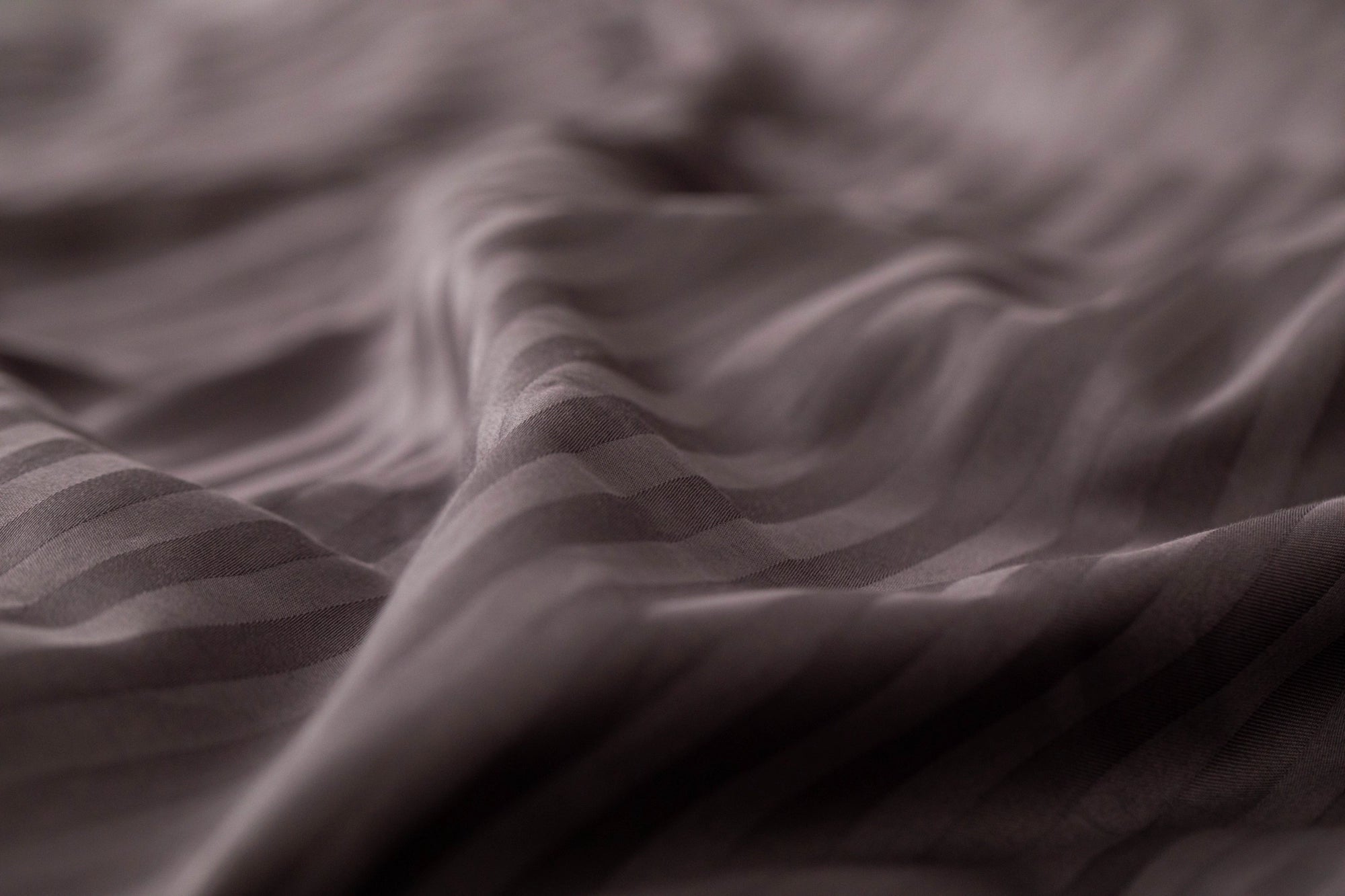 Гладка смугаста тканина графітового відтінку, натуральна бавовна преміум-класу.