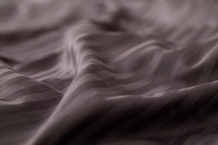 Гладка смугаста тканина графітового відтінку, натуральна бавовна преміум-класу.
