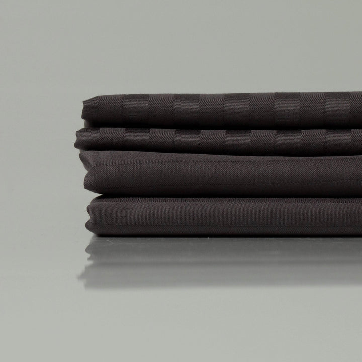 Гіпоалергенна графітова білизна з натурального страйп сатину, складена стопкою.