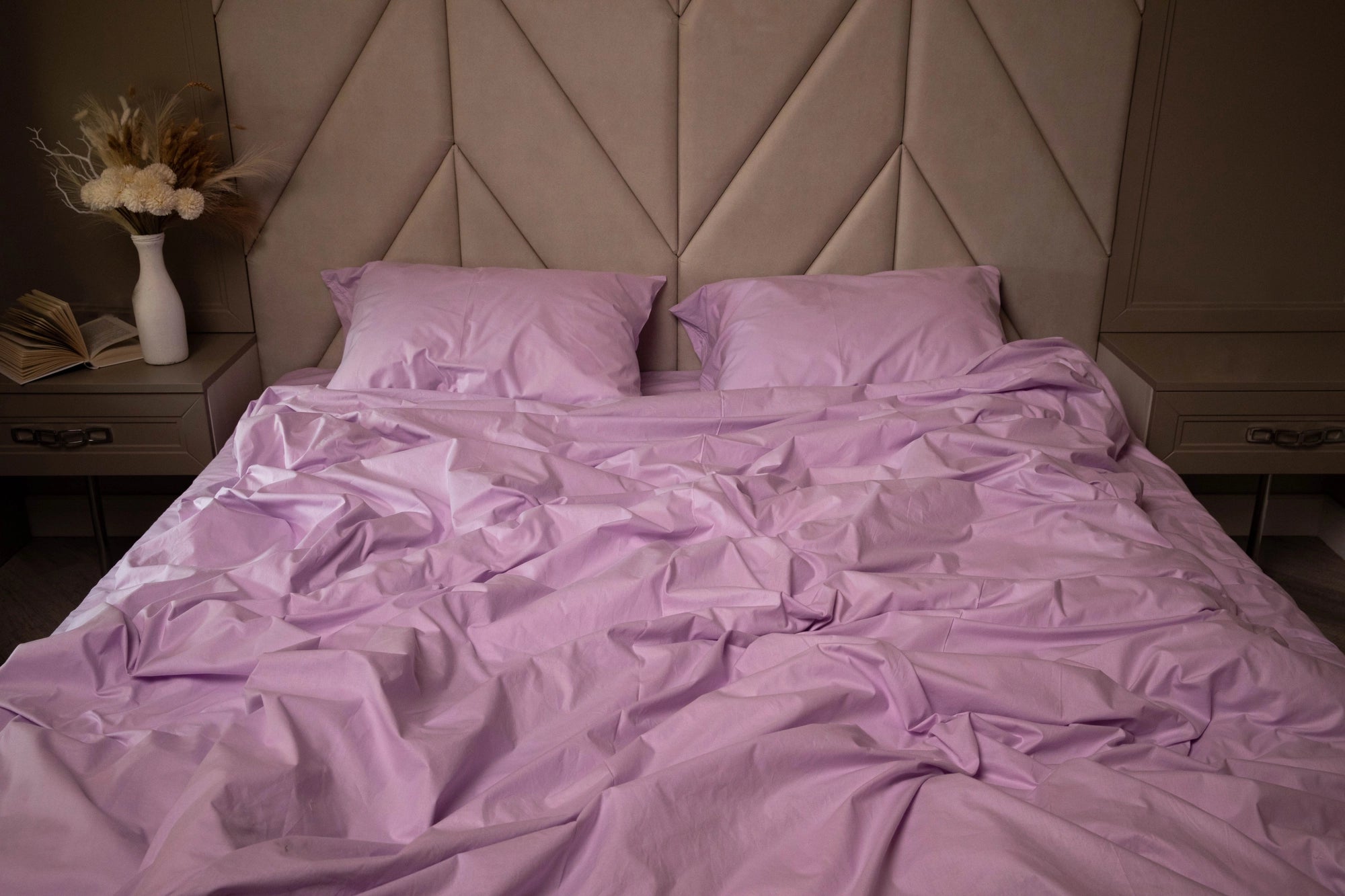 Складений комплект з підковдрою, простирадлом та наволочками в ліловому кольорі.