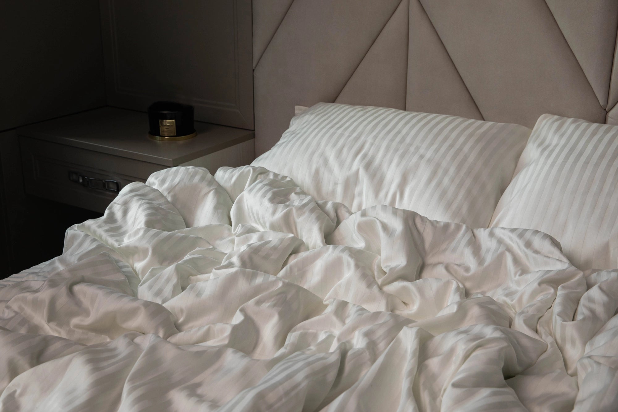 Фактура страйп-сатину на світлі - м’який блиск і глибина кольору.