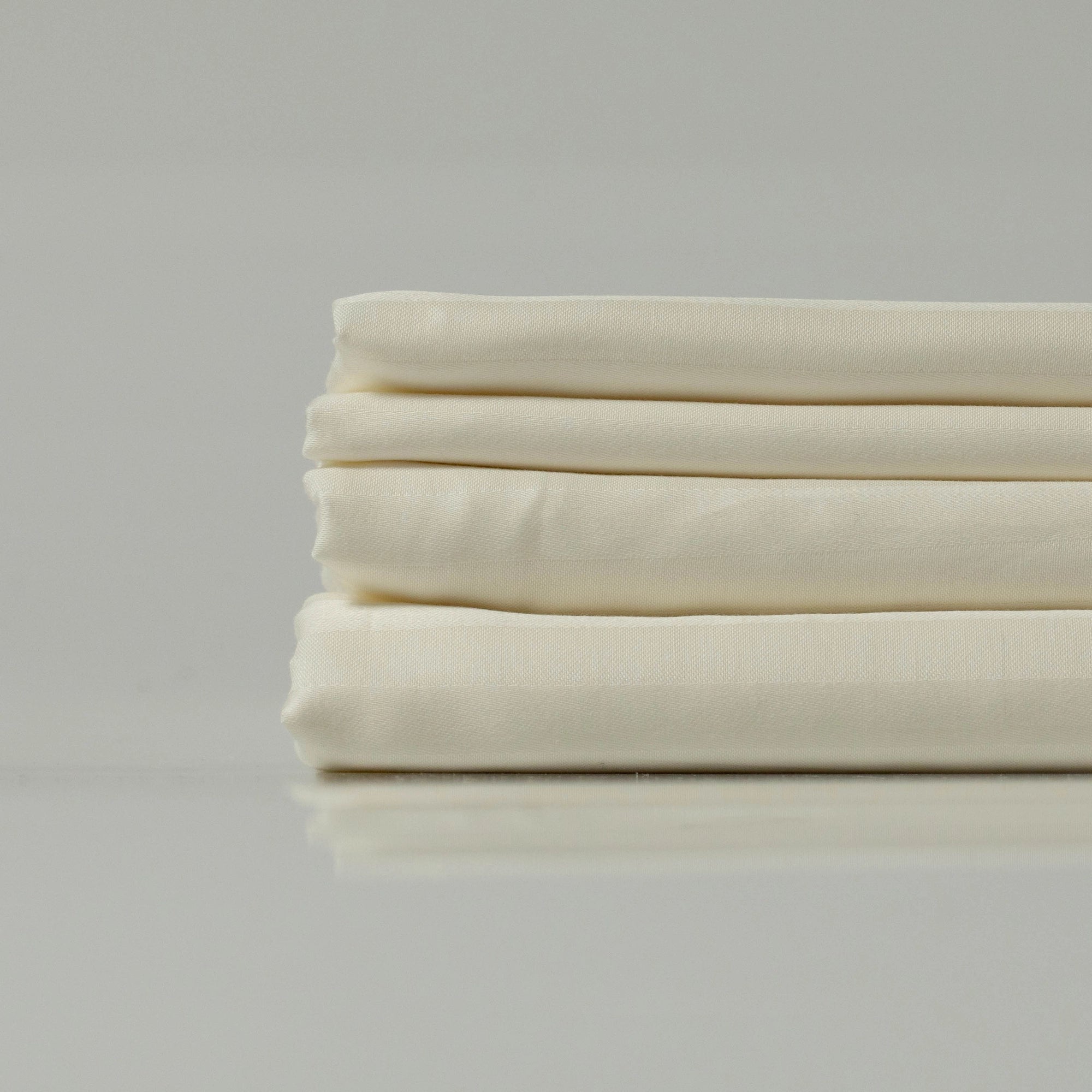 Комплект з білизною кольору слонової кістки у брендованій коробці.