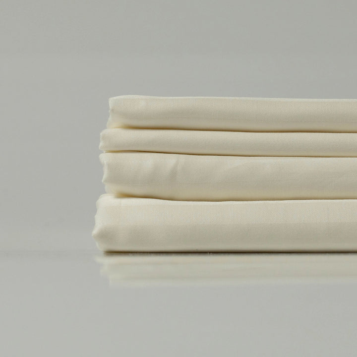 Комплект з білизною кольору слонової кістки у брендованій коробці.