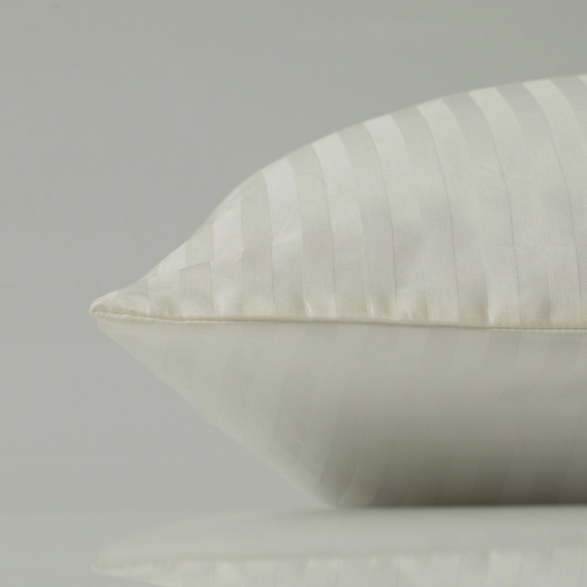 Інтер’єр із пастельною білизною - стримана елегантність і затишок.