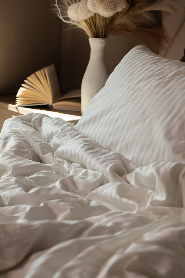 Кремовий сатиновий комплект постільної білизни з ніжним блиском - стильне рішення для світлої спальні.
