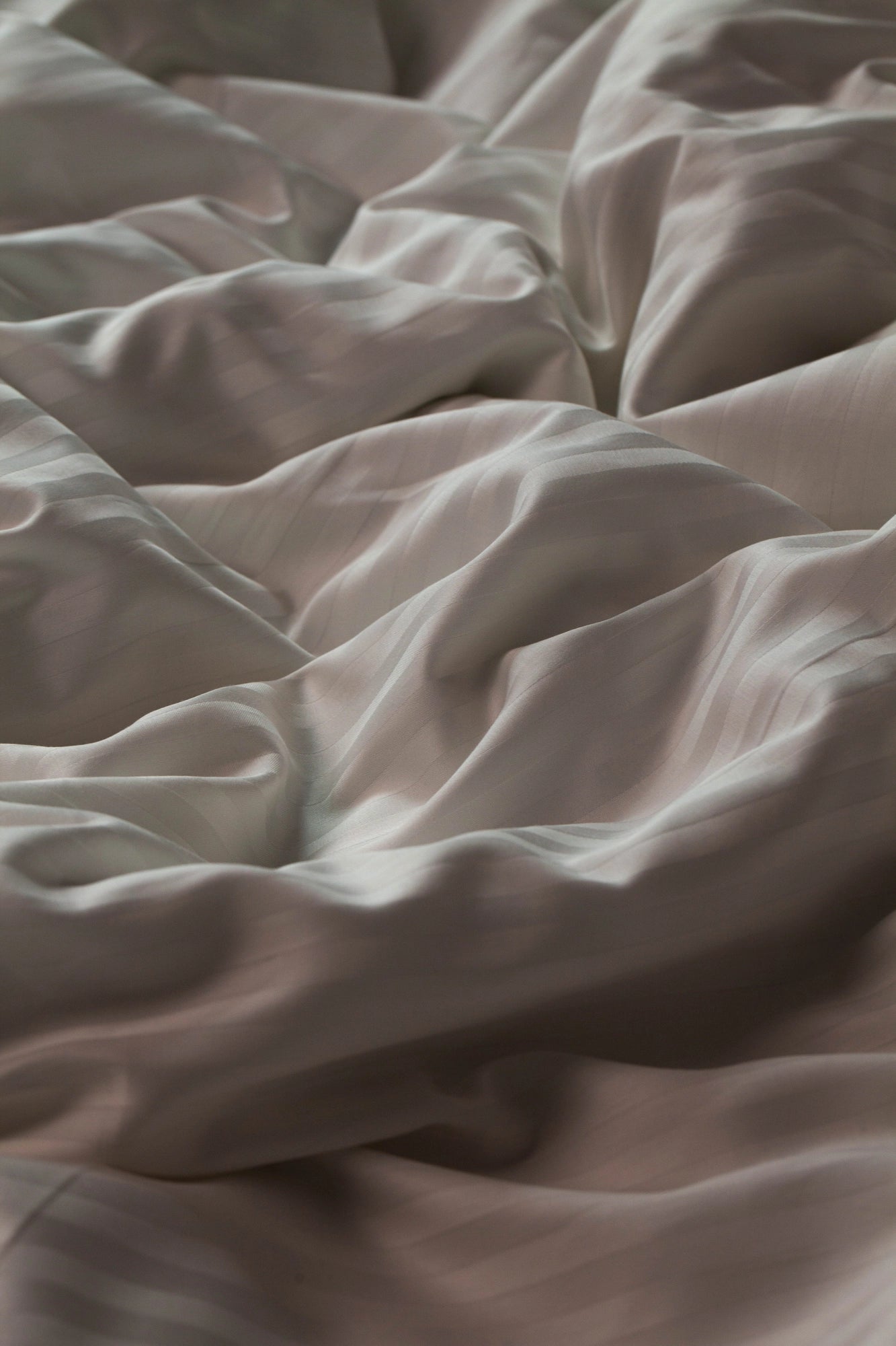 Ідеально заправлене ліжко з ніжною постіллю - готельна естетика вдома.