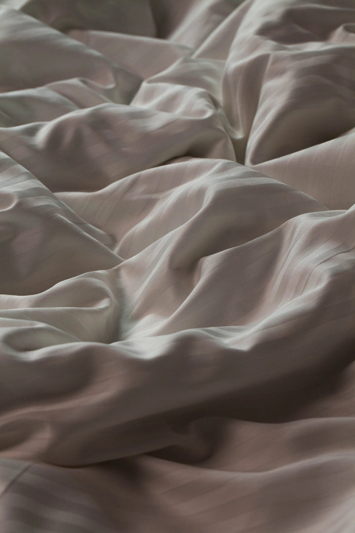 Ідеально заправлене ліжко з ніжною постіллю - готельна естетика вдома.