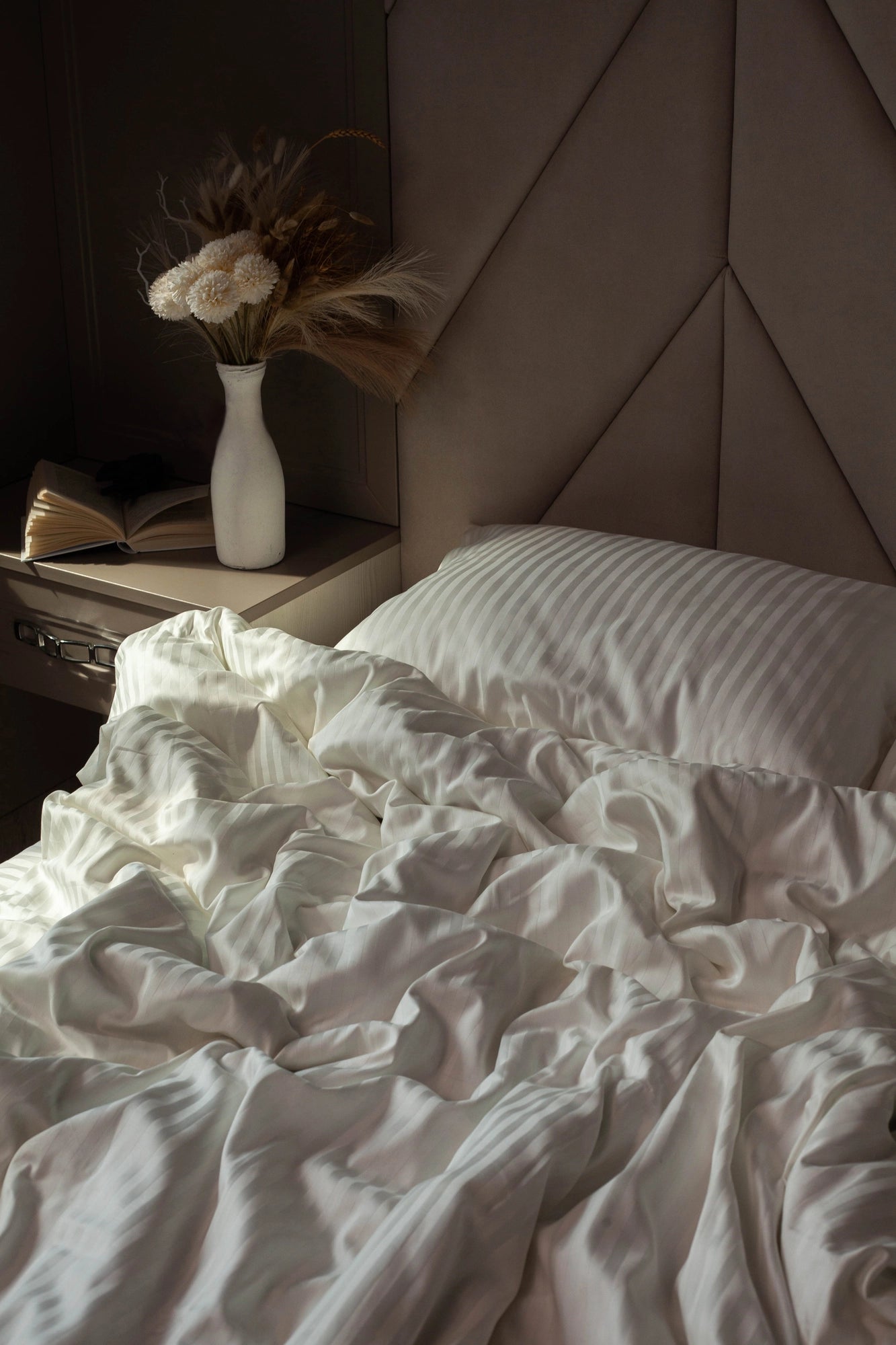 Комплект постільної білизни кольору слонової кістки зі страйп-сатину - натуральна бавовна преміум-класу.