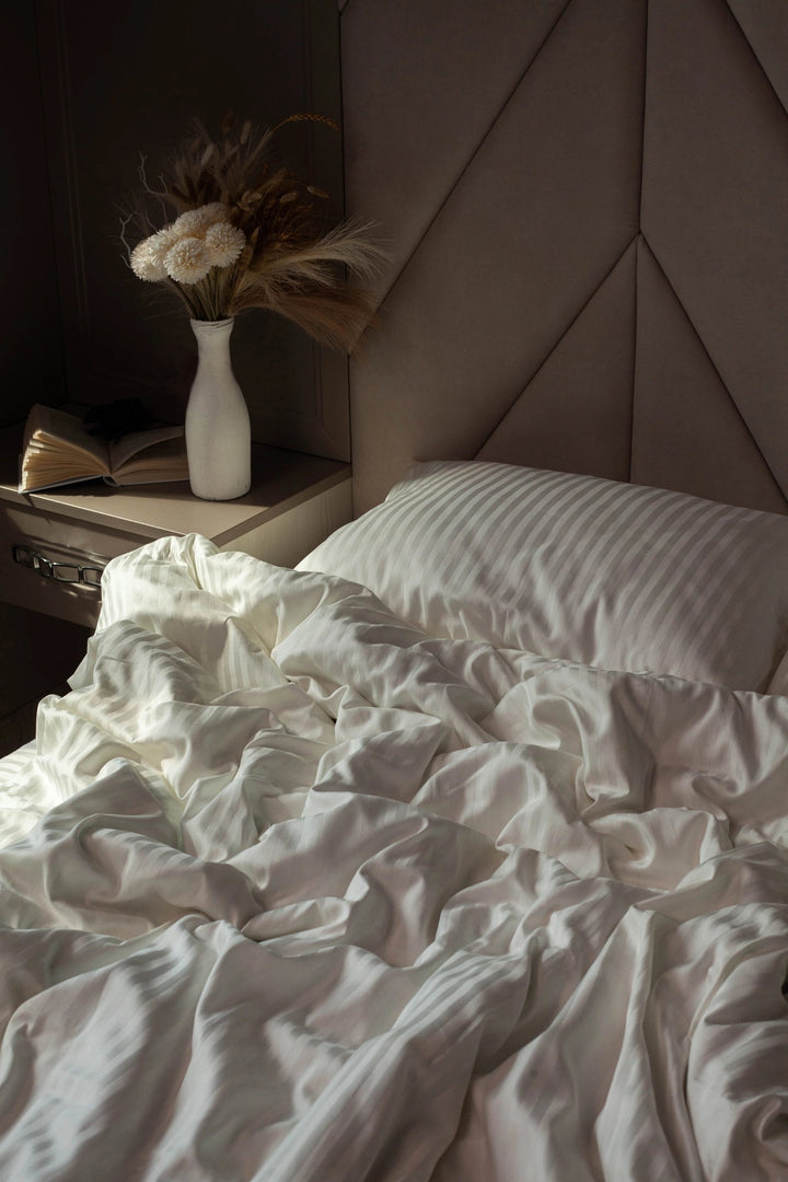 Комплект постільної білизни кольору слонової кістки зі страйп-сатину - натуральна бавовна преміум-класу.