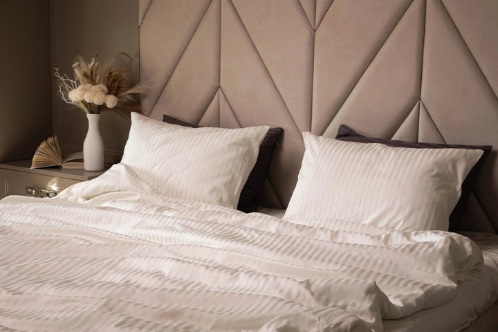 Пастельний комплект на світлому фоні - натуральна бавовна у відтінку слонової кістки.