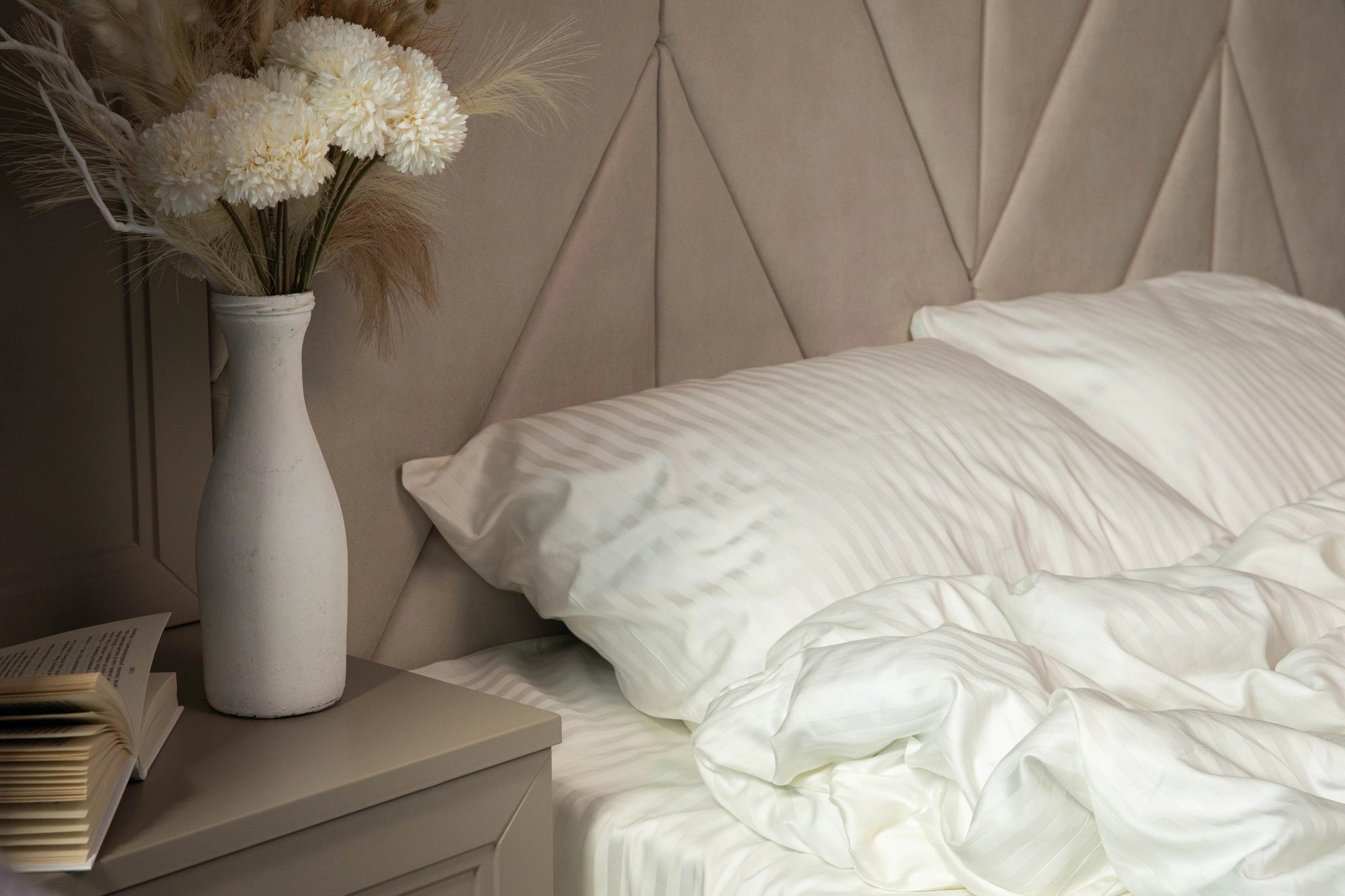 Білизна кольору слонової кістки у поєднанні з дерев’яним інтер’єром - тепло та затишок.