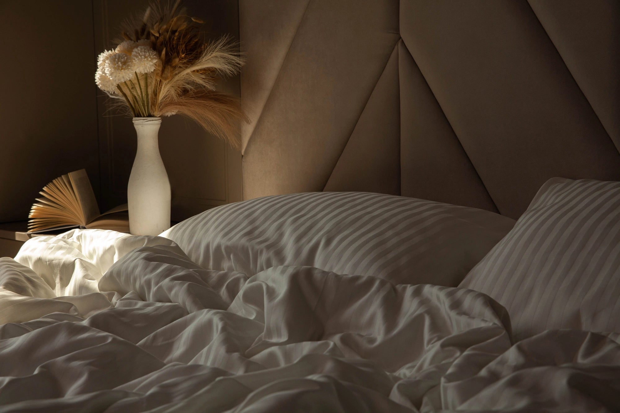 Наволочка та підковдра кольору слонової кістки з декоративними “вушками” та гладкими швами.