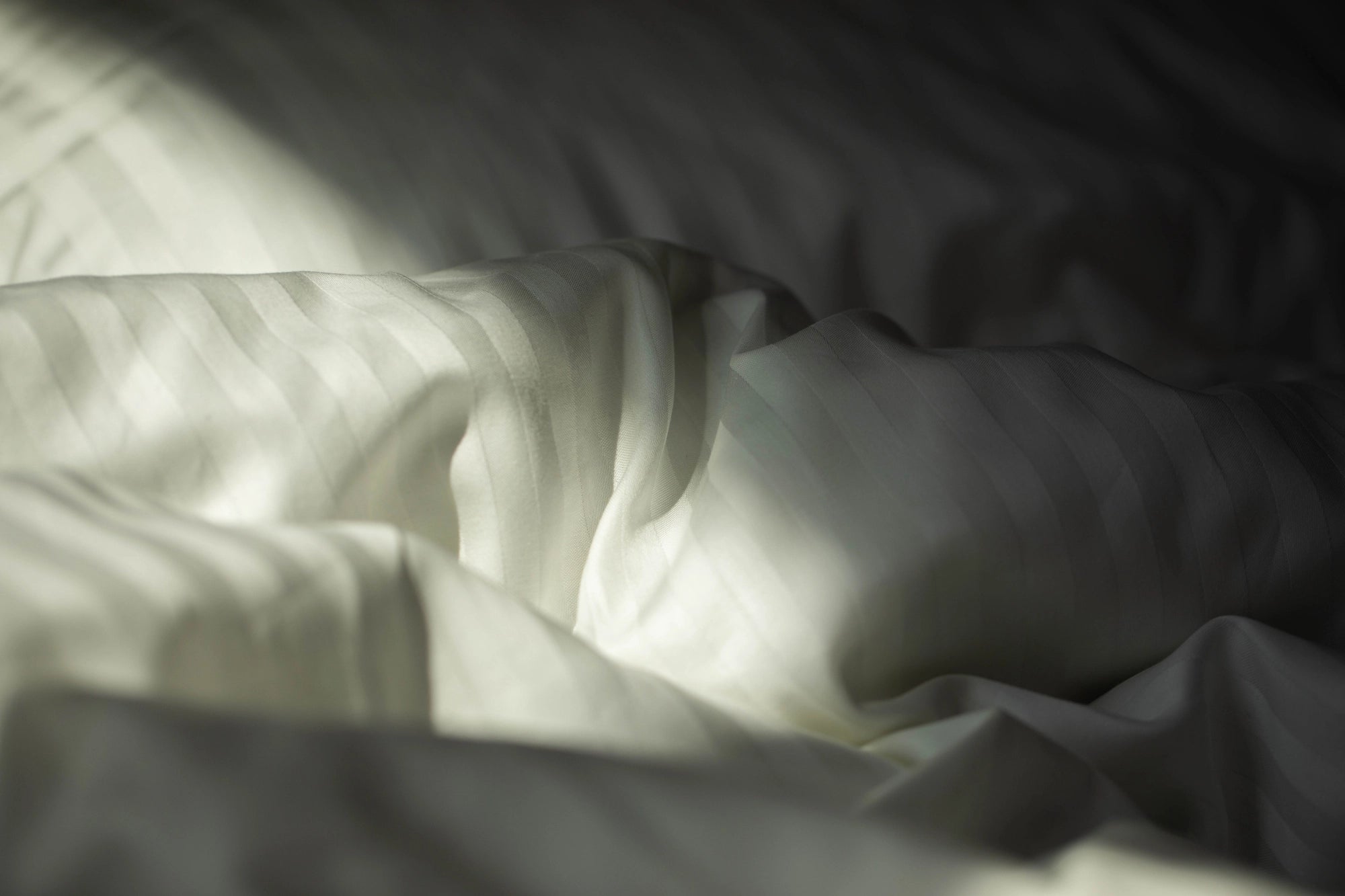 Текстура натуральної бавовни з вертикальними смужками - делікатна гра світла.