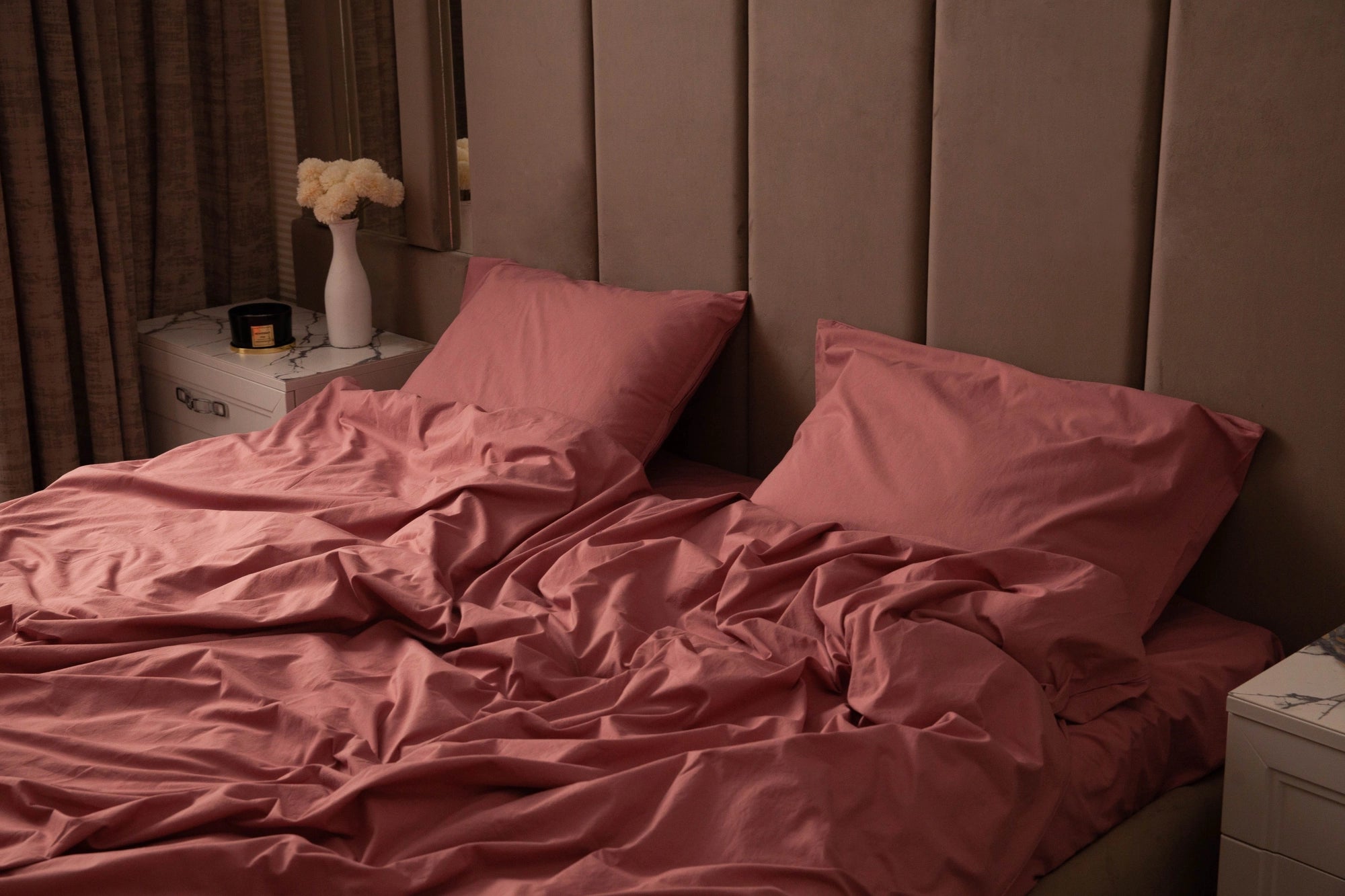 Теракотова постільна білизна з легкою м’ятою текстурою, що додає інтер’єру затишку та тепла.