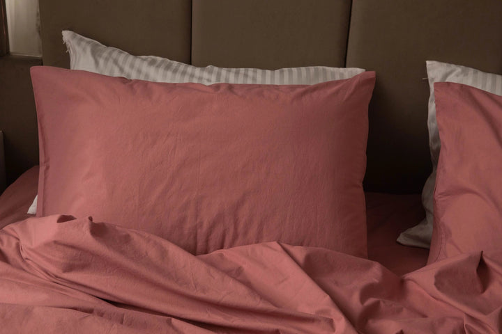 Теракотова наволочка з легкою м’ятою фактурою, що додає постелі затишного й природного вигляду.