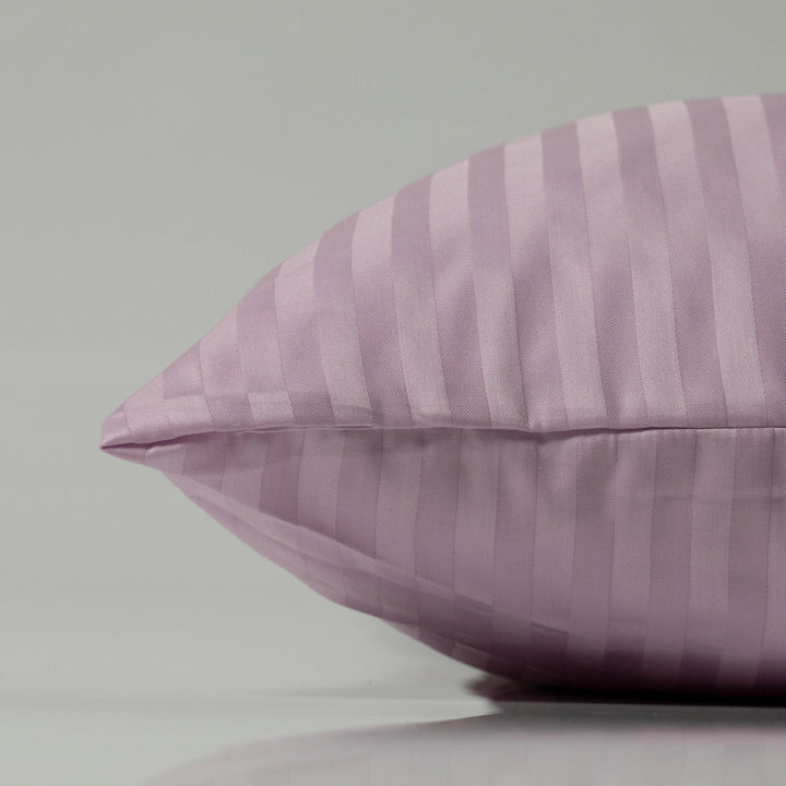 Подушка в ліловій наволочці зі страйп-сатину від Supreme Rest з матовими й глянцевими смугами для елегантності та блиску.