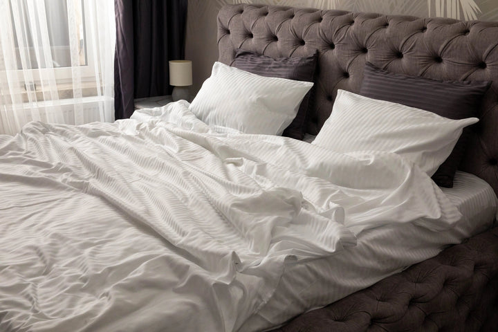 Білий страйп-сатин комплект: підковдра, наволочки та простирадло з глянцевими смугами, стиль преміум готелю.