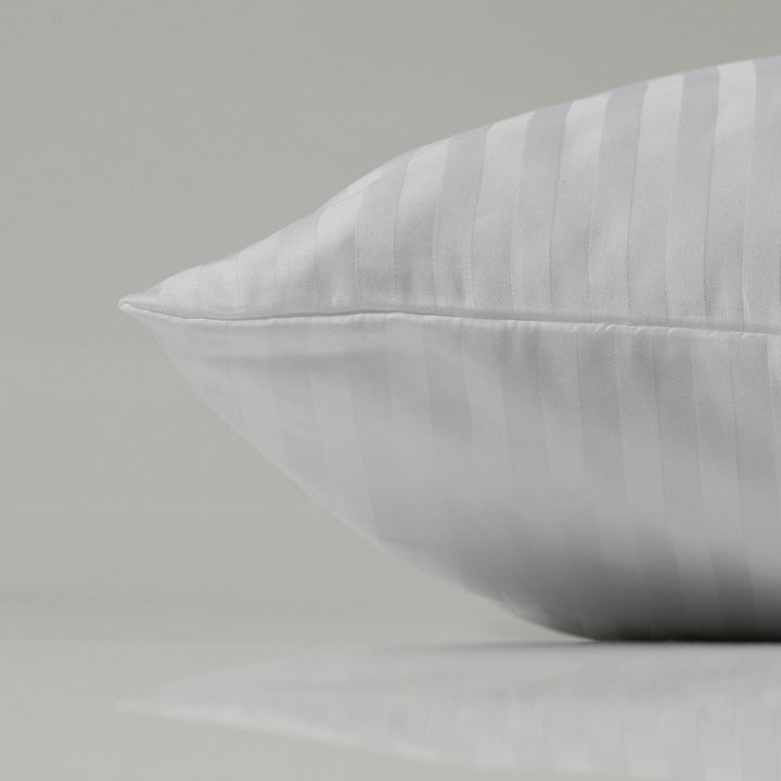 Біла наволочка зі страйп-сатину - ніжний блиск, лаконічні смуги та бездоганна якість для вишуканого вигляду спальні.