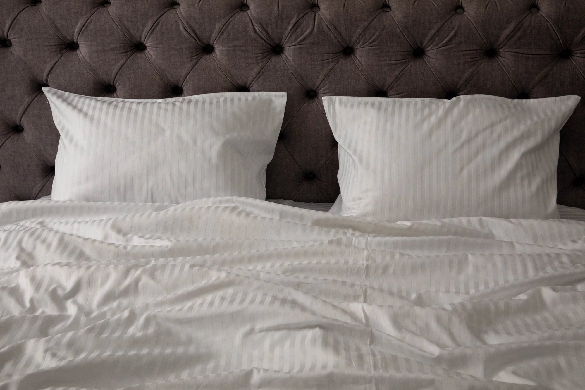 Білий комплект постільної білизни зі страйп-сатину: підковдра та наволочки з блиском, преміум якість для стильних інтер’єрів.