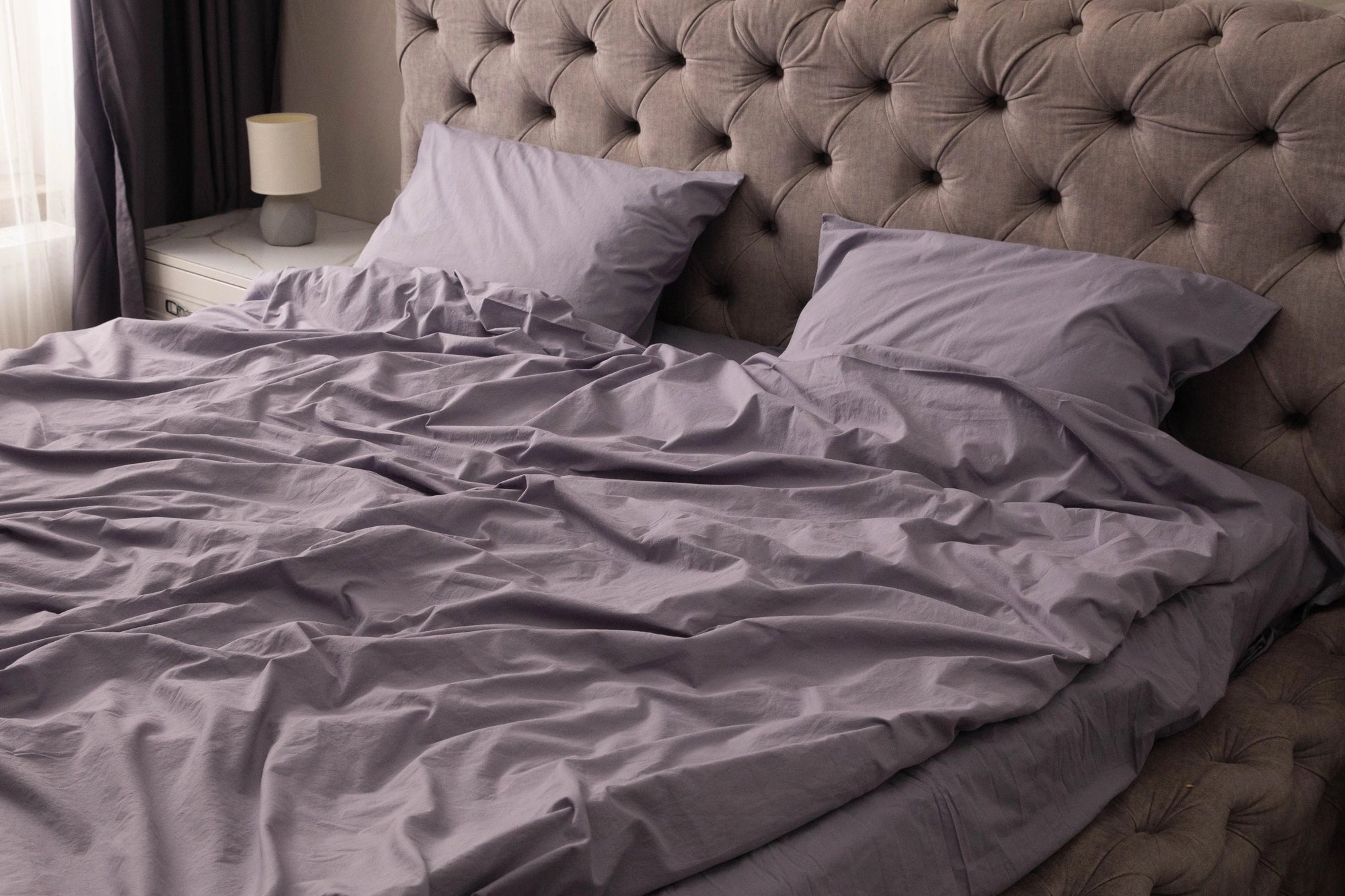 Сірий комплект постільної білизни з вареної бавовни, м’яка й дихаюча тканина, двоспальний, стильний сучасний інтер’єр.