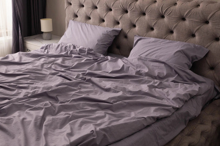 Сірий комплект постільної білизни з вареної бавовни, м’яка й дихаюча тканина, двоспальний, стильний сучасний інтер’єр.