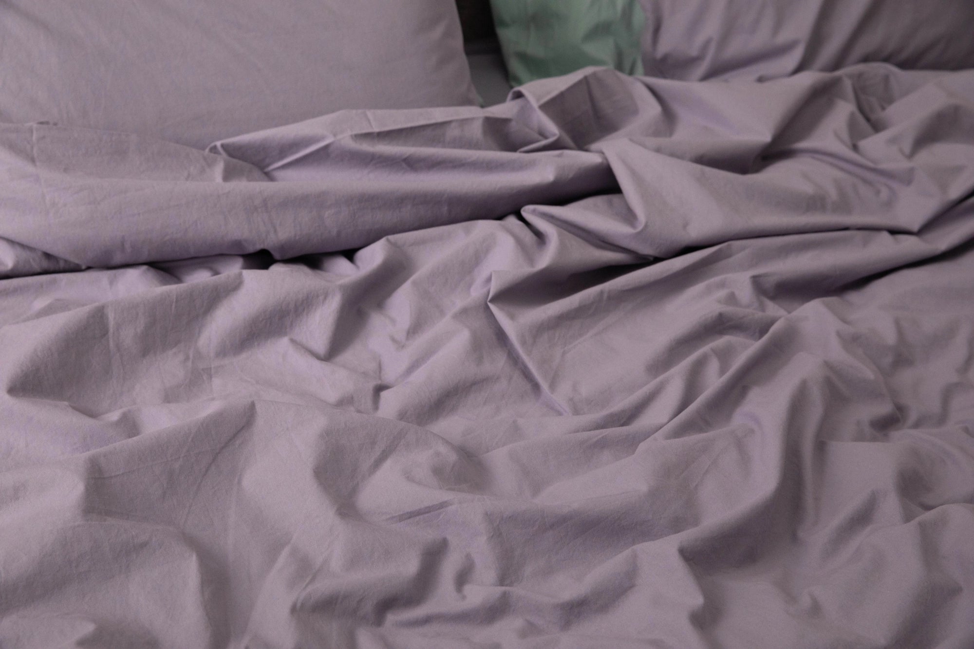 Комплект лавандового кольору з вареної бавовни, стильний і комфортний вибір для вашої спальні.