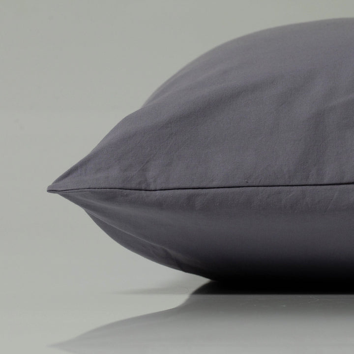 Темно-сіра наволочка з вареної бавовни - м’яка, дихаюча й приємна на дотик тканина для комфортного сну та затишку.