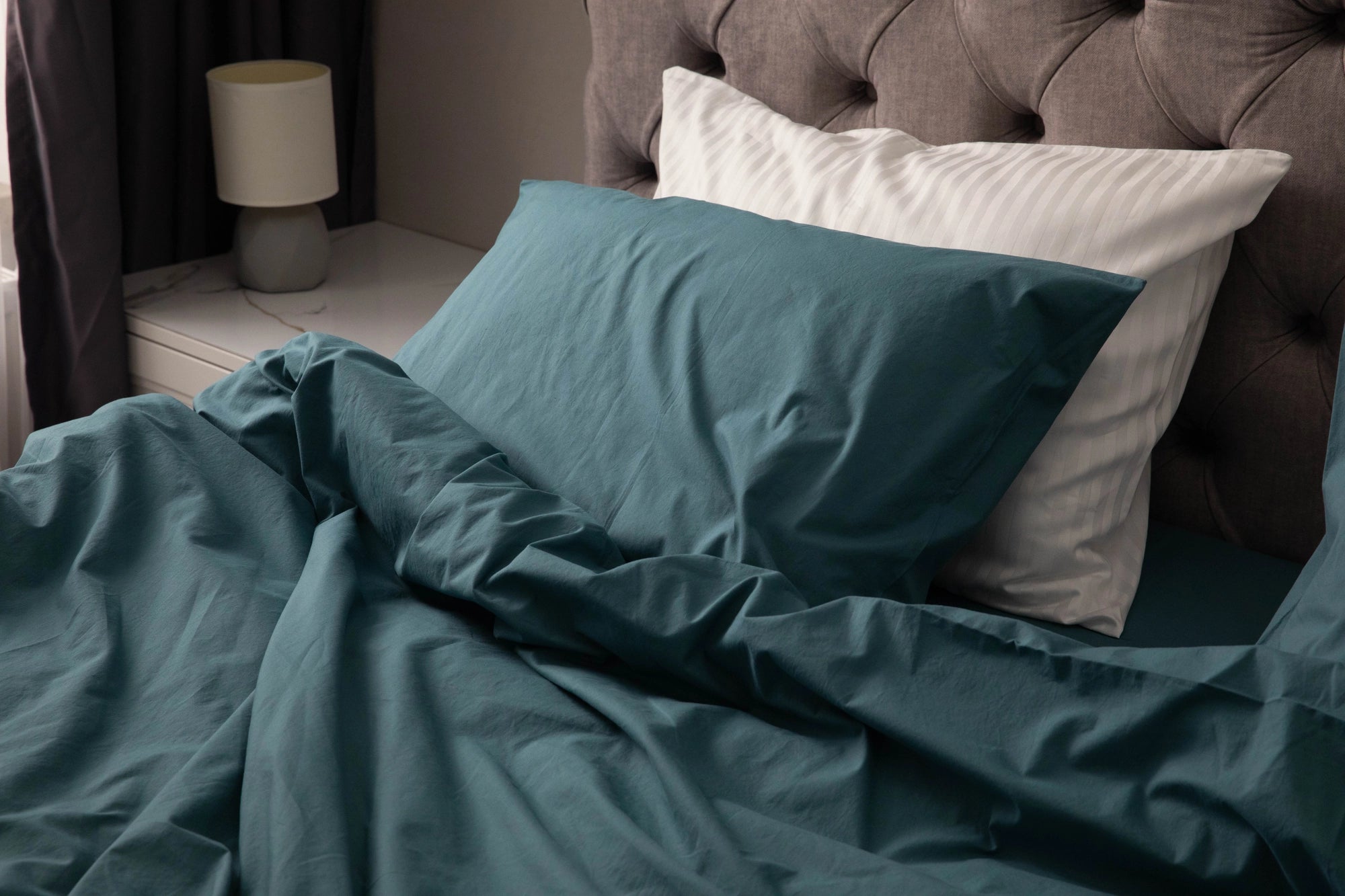 Постільний комплект у темно-бірюзовому кольорі з вареної бавовни - м’який, дихаючий та стильний вибір для комфортного сну.