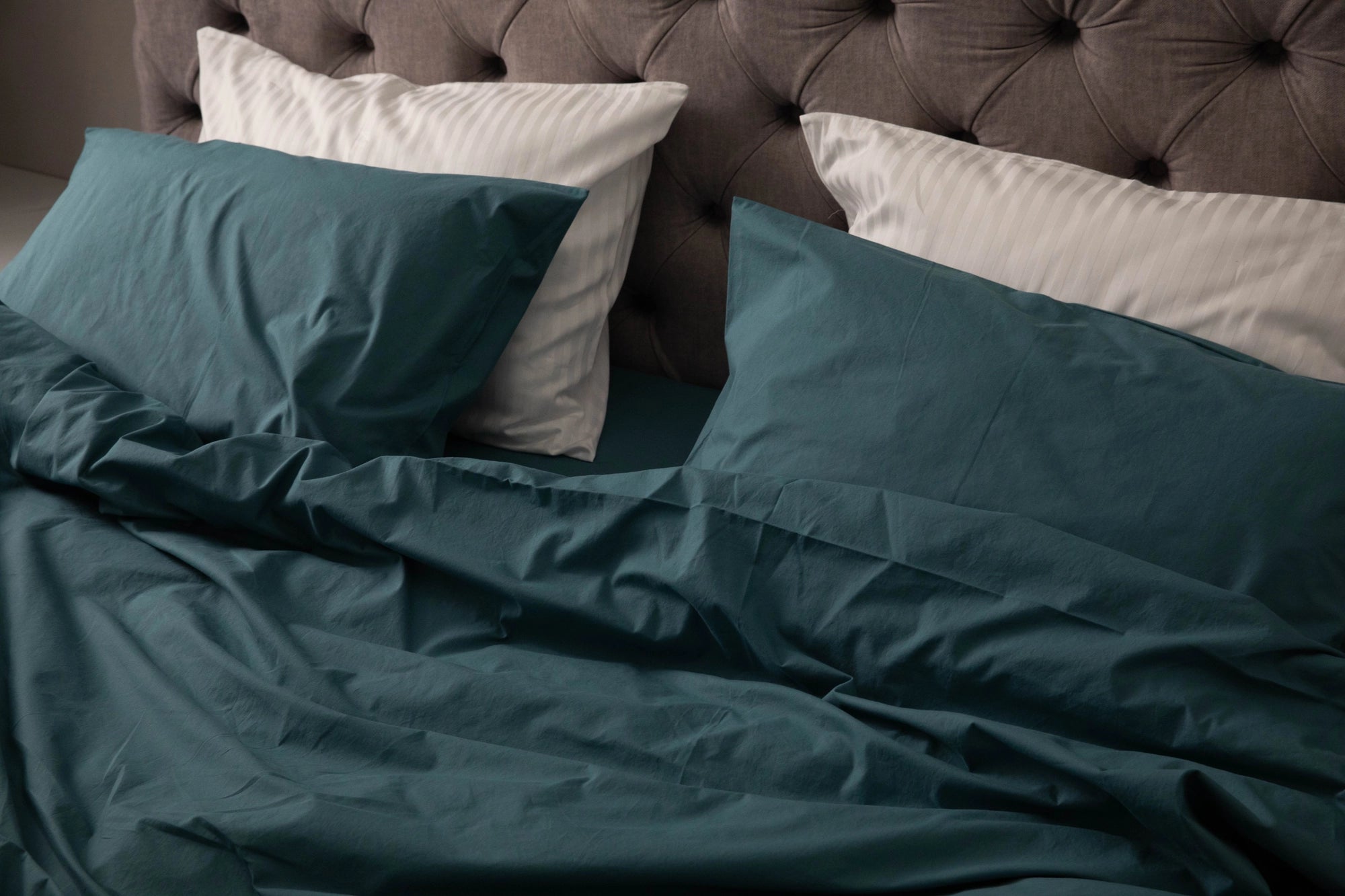 Темно-бірюзові наволочки та підковдра з вареної бавовни - м’які, дихаючі та стильні, для затишного і здорового сну.