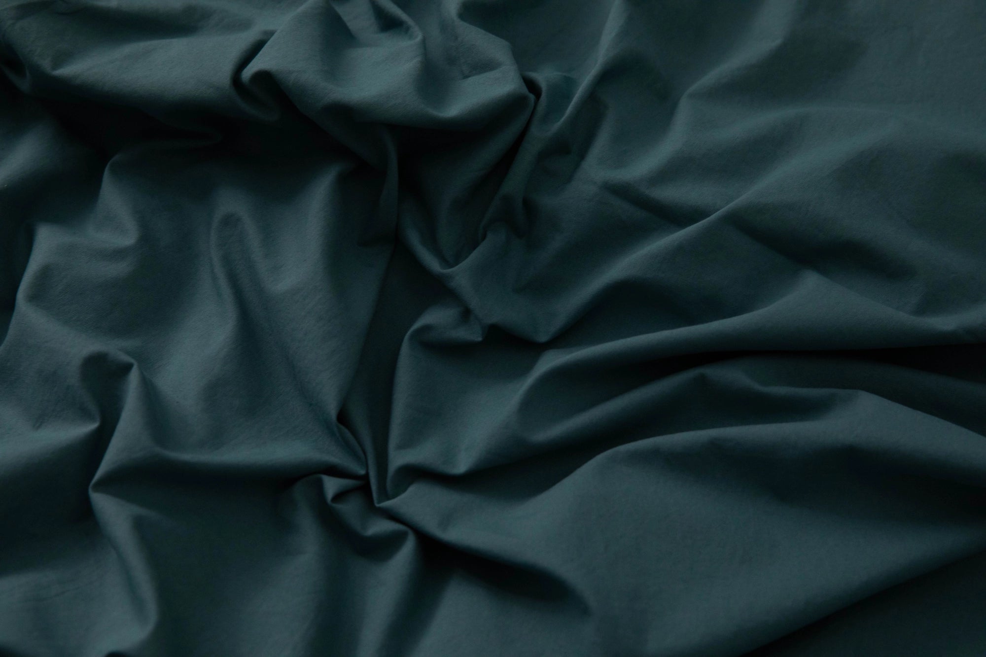 Темно-бірюзова варена бавовна з м’якою, дихаючою текстурою - ідеальна тканина для стильного та комфортного спального комплекту