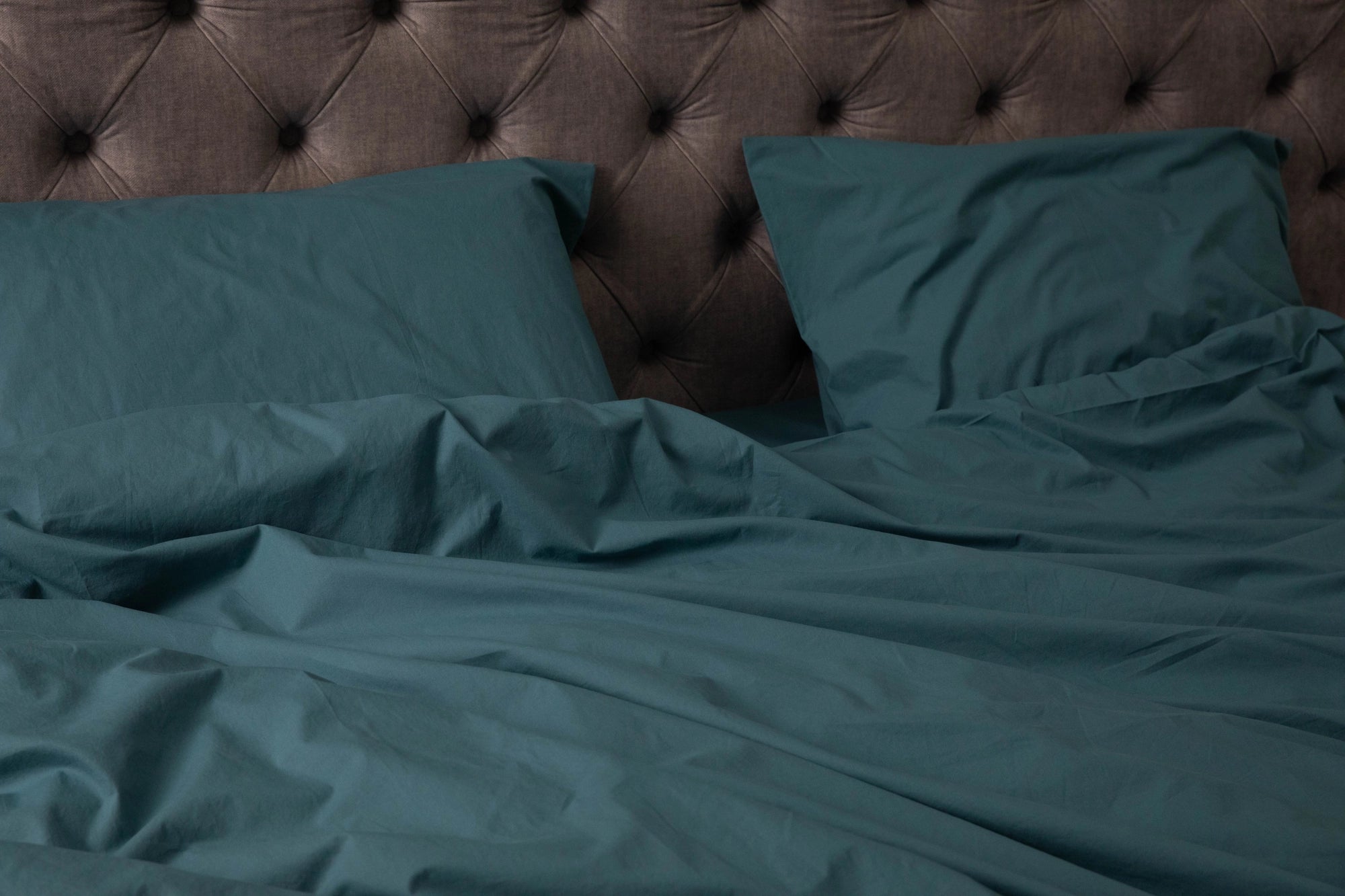 Темно-бірюзовий комплект постільної білизни з вареної бавовни - м’який, дихаючий і стильний для затишного сну.