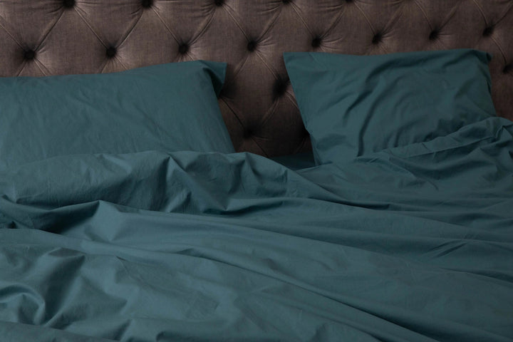 Темно-бірюзовий комплект постільної білизни з вареної бавовни - м’який, дихаючий і стильний для затишного сну.