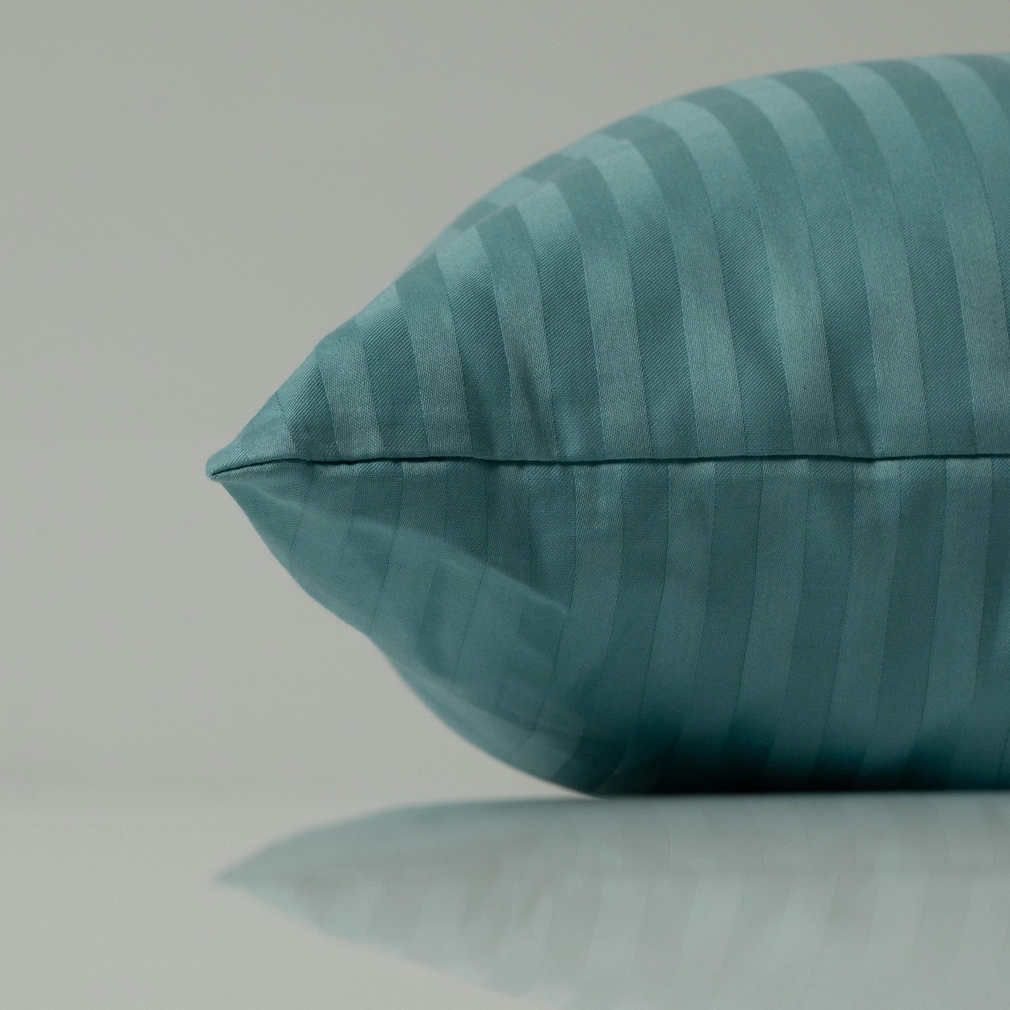 Наволочка кольору морської піни, сатин зі смугами.