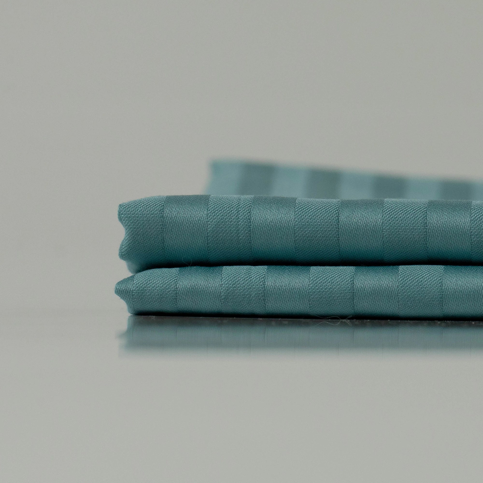 Комплект простирадл бірюзового кольору морської піни, сатин зі смугами.