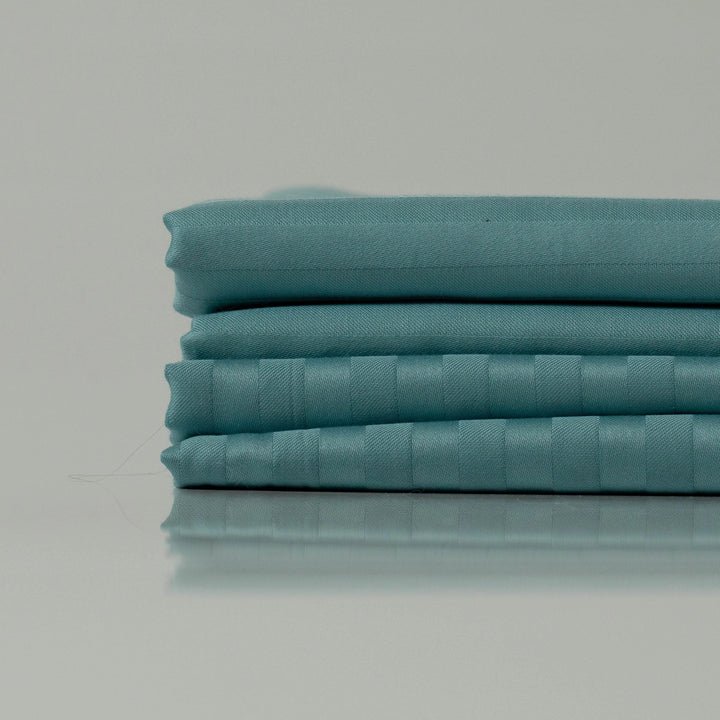 Комплект постільної білизни бірюзового кольору морської піни, сатин зі смугами.