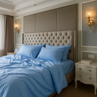 Небесно-блакитна сатинова постіль Supreme Rest на замовлення. Розкішні бра для спокійного відпочинку.